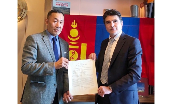 L’Ambassadeur S.E. Battur Avirmid a remis l’exequatur au Consul Honoraire de Mongolie à Barcelone