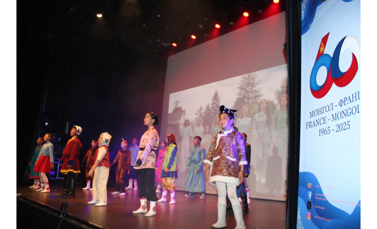 PRÉSENTATION EN FRANCE DU PREMIER SPECTACLE MUSICAL MONGOL POUR ENFANTS « LE CHERCHEUR DU BONHEUR »
