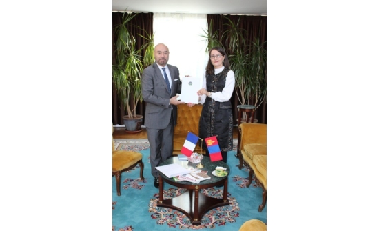 MADAME ULAMBAYAR NYAMKHUU, AMBASSADRICE DE MONGOLIE EN FRANCE A REMIS LES COPIES FIGUREES DE SA LETTRE DE CREANCE