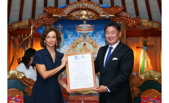 REMISE DU CERTIFICAT D’INSCRIPTION DU LAC HUVSGUL DANS LE RÉSEAU MONDIAL DE LA BIOSPHÈRE DE L'UNESCO AU PRÉSIDENT DE LA MONGOLIE